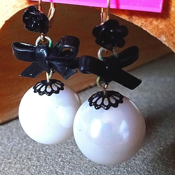 New Vintage! BETSEY JOHNSON First Date Black Rose & Pearl Leverback Earrings. - Picture 5 of 7